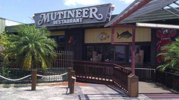 mutineer-restaurant-300-seat-seafood-bar-grill