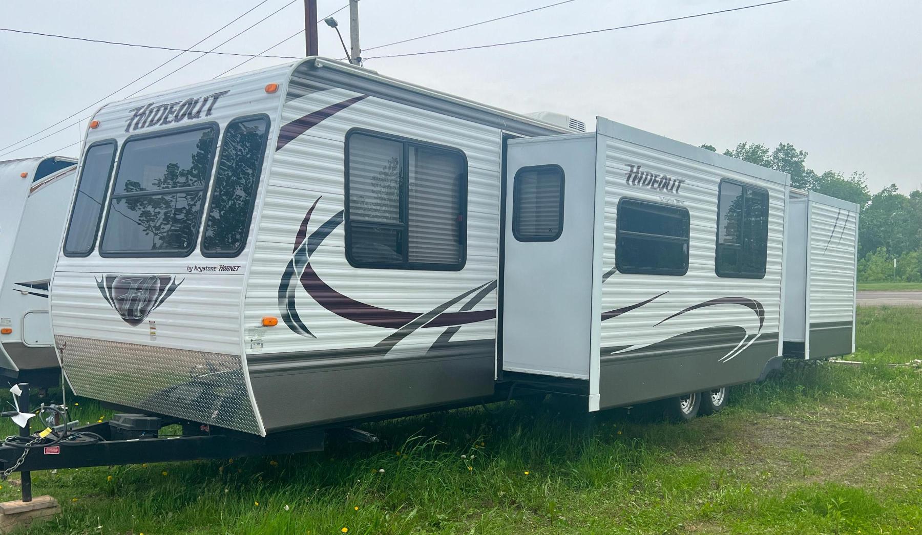 11 Campers: (2) 5th Wheels and (9) Travel Trailers, 2009 Ford Focus