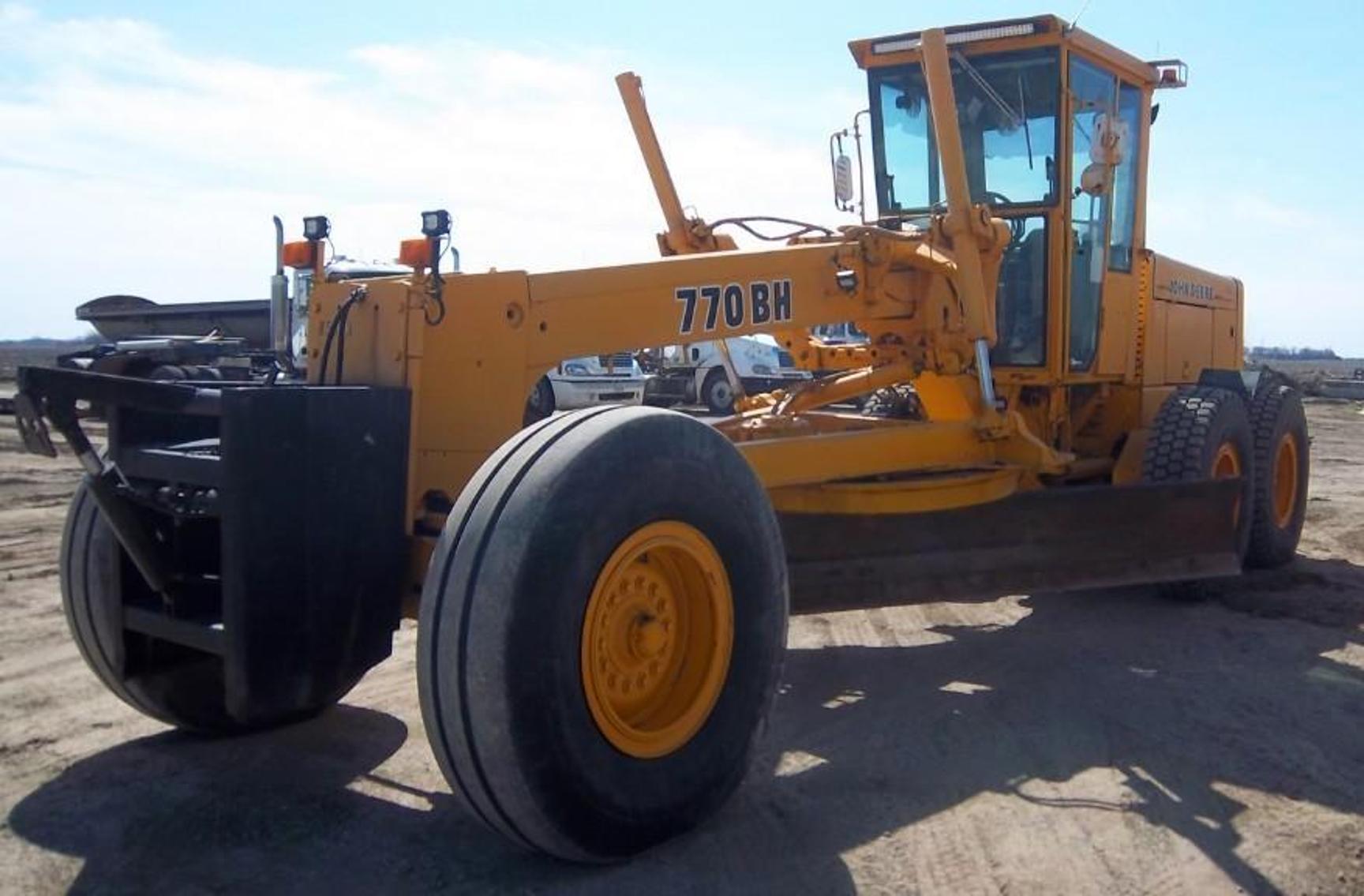 Construction Equipment: Excavators, Dozer, Trucks, Packers & More