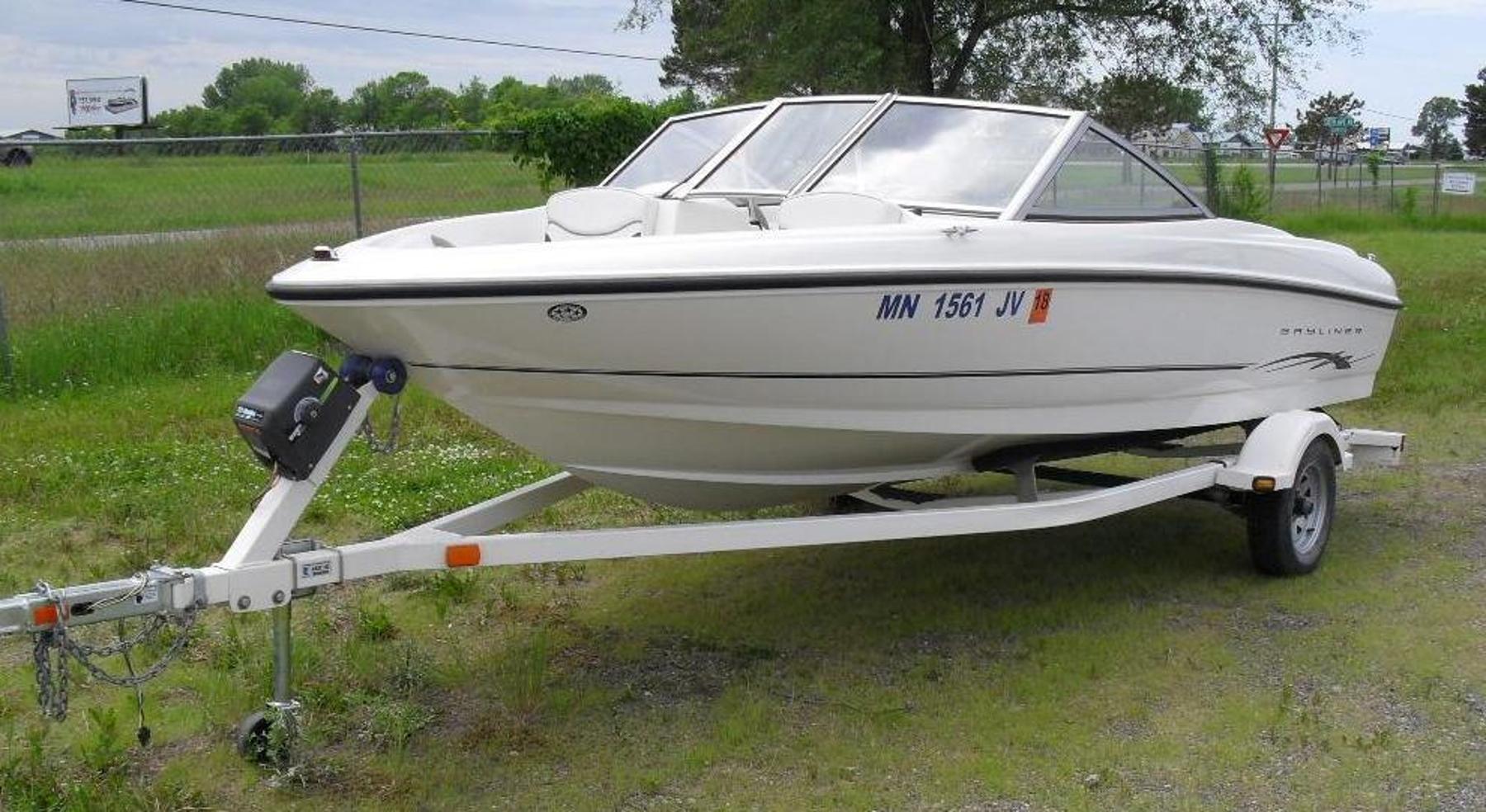 2004 Bayliner 17.5' Runabout 3.0 Mercruiser & Aluminum Boat Lift With Canopy
