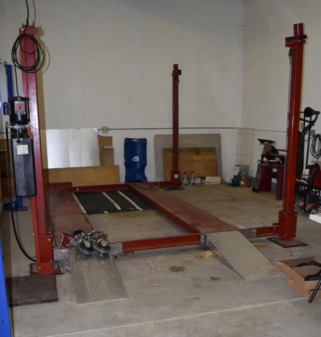 M.I. Steel Auto Lift, Lift Table, Lincoln Welder, Electric, (2) Heated Jackets and Harley Davidson Boots