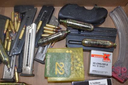 assorted-ammo-5-728-22-lr-gun-magazines