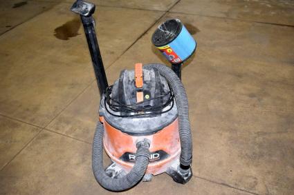 ridgid-nxt-rolling-shop-vac-with-filter-hose-hose-nozzles