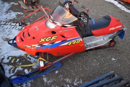 2001-polaris-xcf-440-edge-snowmobile-4659-miles-showing-air-cool-engine-free-turns-over-hard