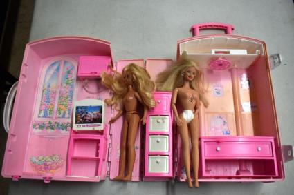 barbie-suitcase-house-with-barbies