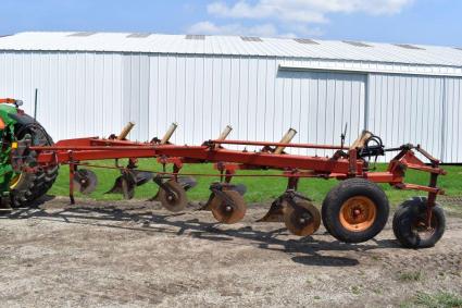 international-720-plow-5-x-20s-coulters-in-furrow