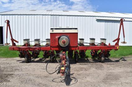 case-ih-950-cyclo-air-planter-8-row-30-pto-pump-corn-soybean-drums-central-fill-yetter