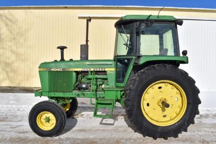 1979-john-deere-4040-2wd-tractor-5401-actual-hours-new-style-step-quad-range-2-hyd
