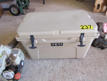 yeti-ice-chest-small-igloo-rolling-ice-chest