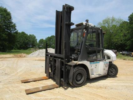 2015-unicarriers-corp-lif6f70v-industrial-forklift-hydraulic-fork-positioners-side-shaft-cab-heat-and-ac-solid-tires-isuzu-4-cyl-16-valve-diesel-engine-showing-5567-hours-15000-lb-lift-capacit