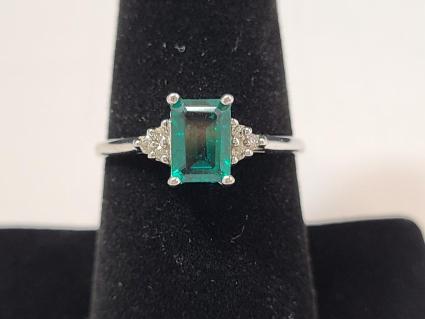 10k-gold-ring-2g-w-diamonds-rectangle-cut-green-gem-stone-size-8