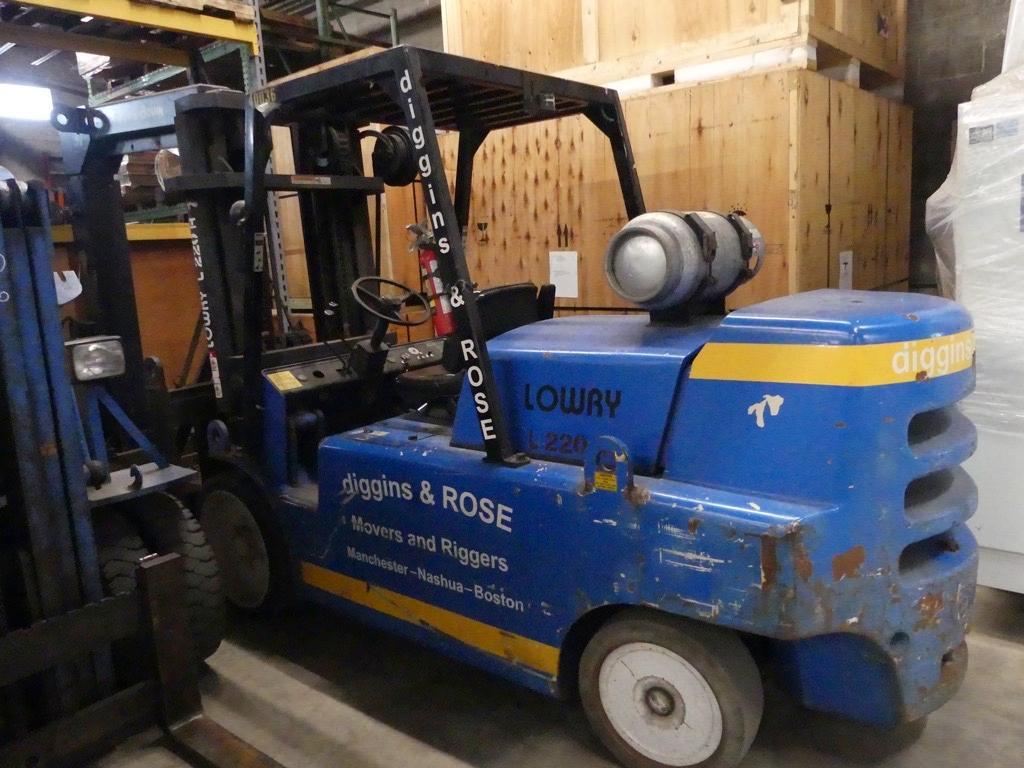 LOWRY L220A FORKLIFT SN:A024D3669Y6100401 Powered By