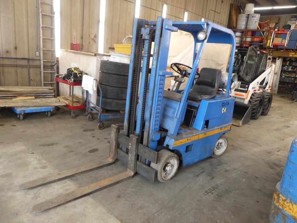 CLARK CF40B FORKLIFT SN:276-851-R3-73 Powered By LP
