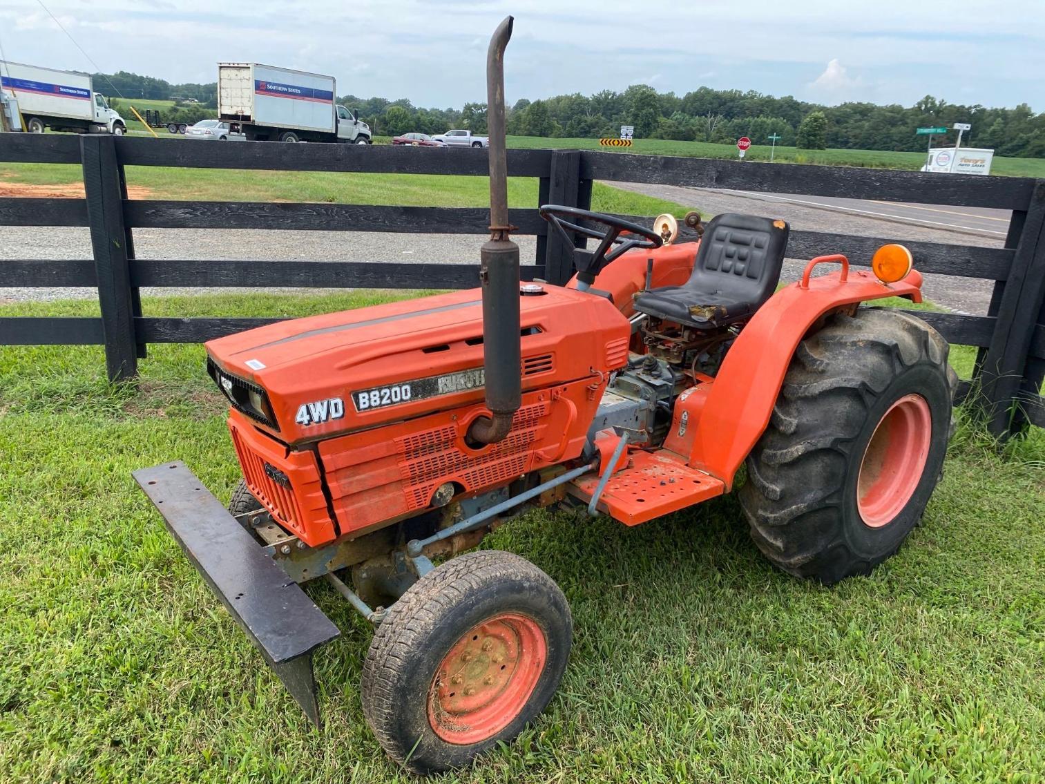 Image for Kubota B820 Tractor 4WD, 210.8 hours showing
