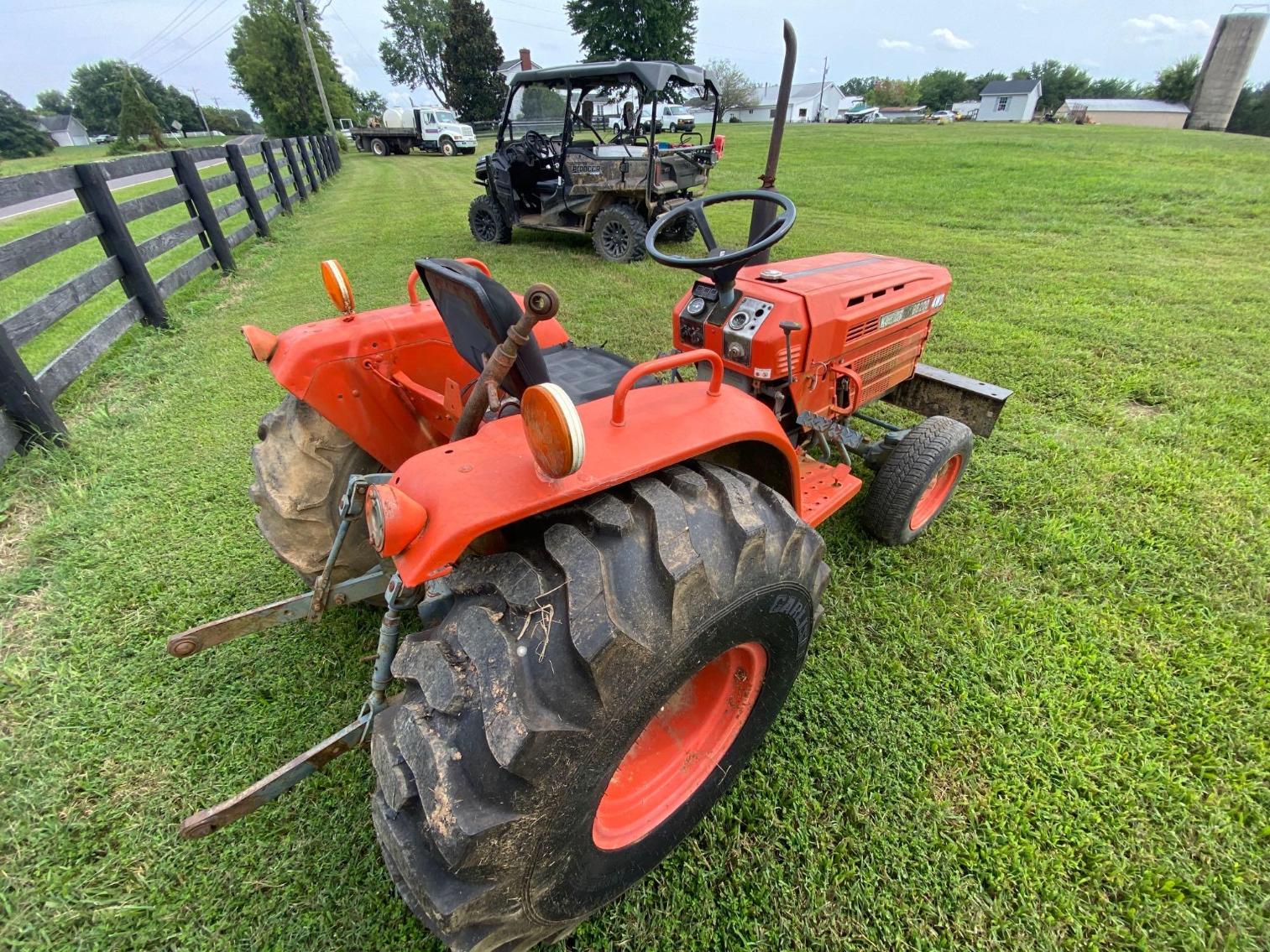 Image for Kubota B820 Tractor 4WD, 210.8 hours showing