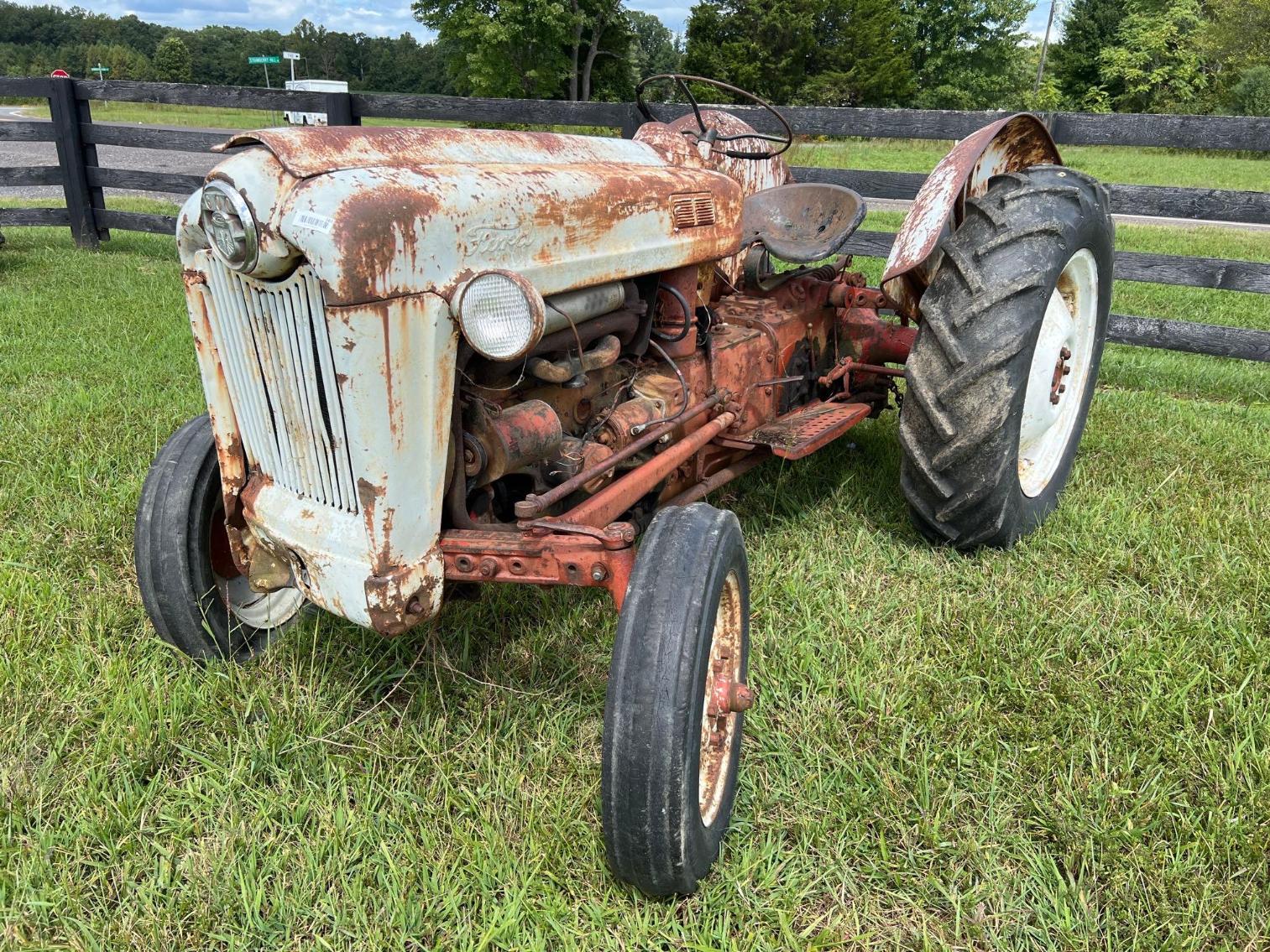 Image for Ford 600 Tractor, does not run, showing 1950 hours