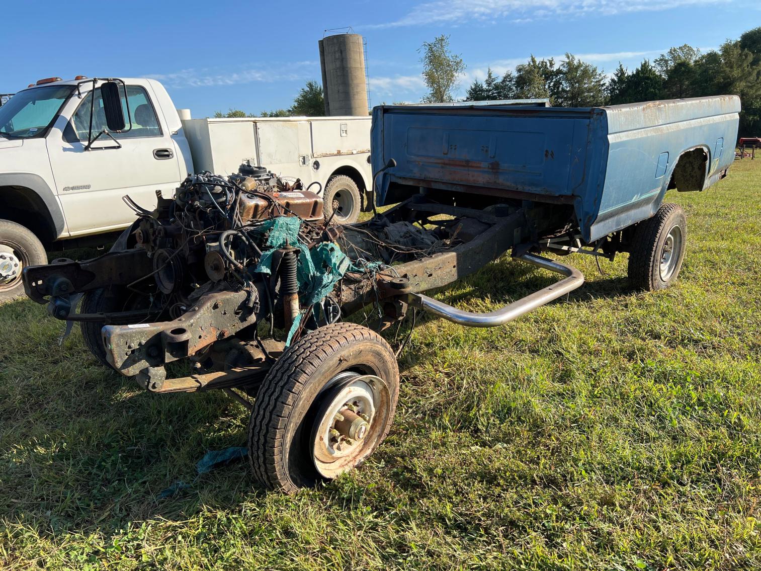 Image for 1985 Ford 3/4 Ton Chassis, Per Seller- 33k Miles on it, truck was rolled, frame is decent, Windsor 3