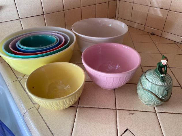 Pyrex Bowls / McCoy Ceramic Bowls