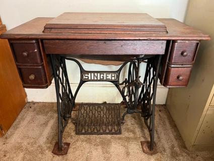 antique-singer-treadle-sewing-machine-table