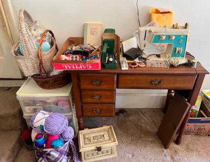 singer-touch-sew-sewing-machine-huge-lot-of-sewing-stuff