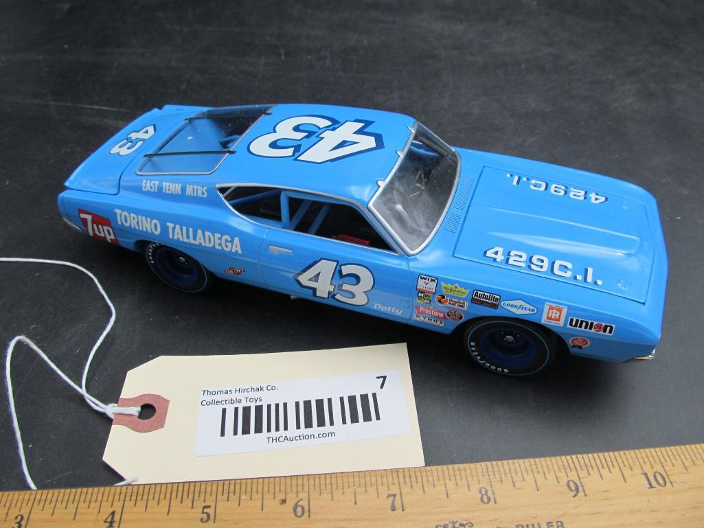global-icons-diecast-ford-torino-richard-petty-racer