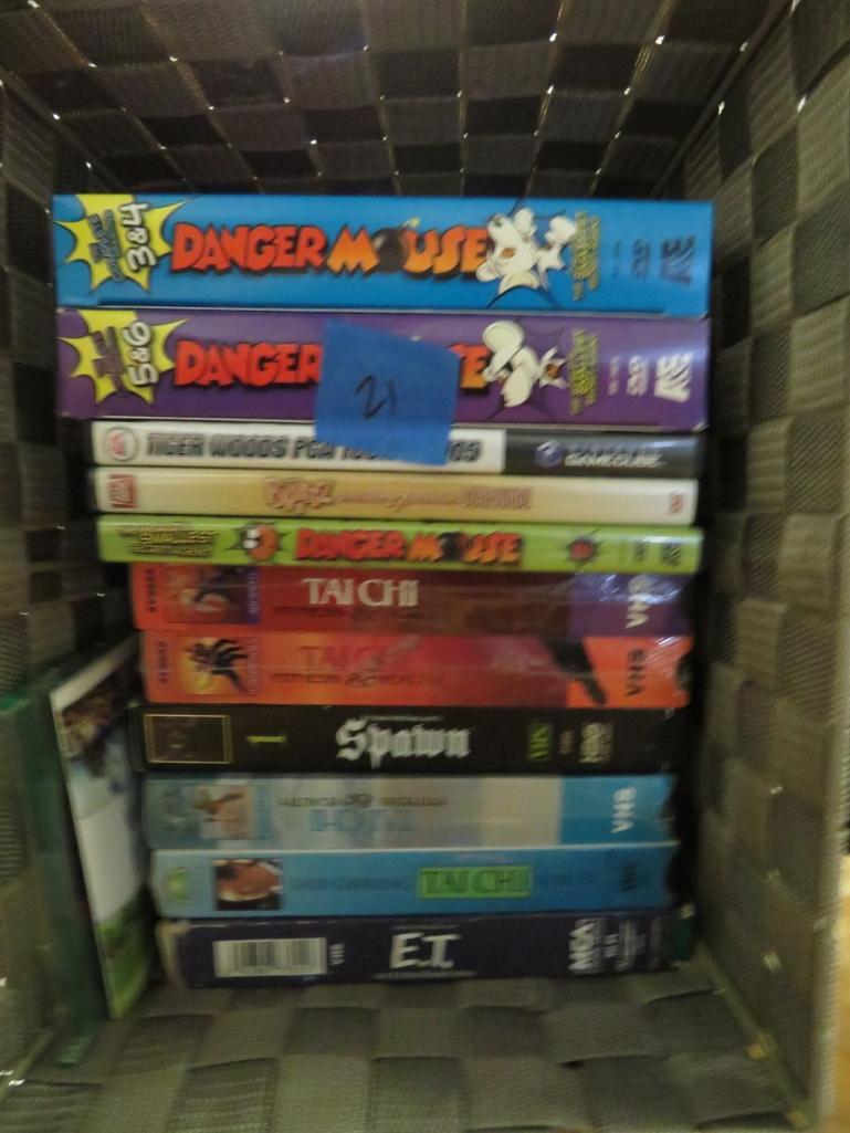 video-games-vhs-dvd-lot-gta-ps2-tiger-woods-gamecube-et-spawn-danger-mouse-bratz-new-sealed-tai-chi
