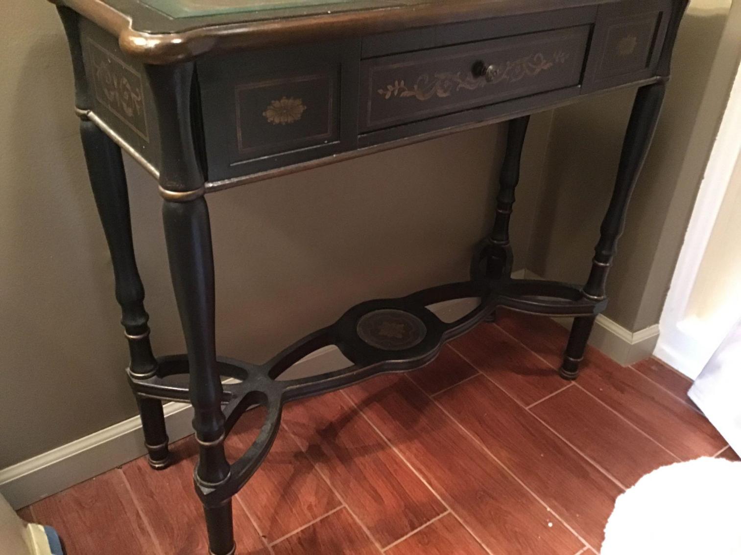 Image for Hall Table with Paint Decoration and Bath accessories