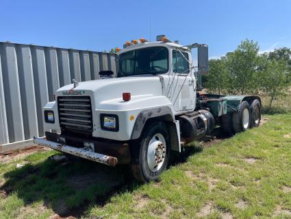 1995-mack-rd690s-t-a-truck-tractor
