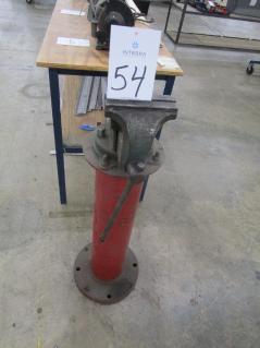 6-bench-vise-with-pedestal
