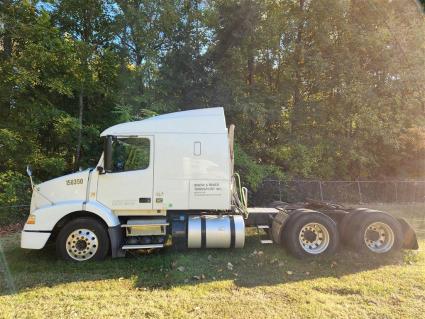 2012-volvo-model-vnm64t630-extended-sleeper-cab-435-hp-volvo-2600nm-automated-12-speed