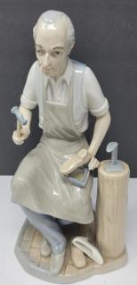 cuart-roblet-valencra-cobbler-figurine
