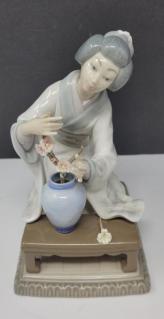 lladro-japanese-geisha-flower-figurine
