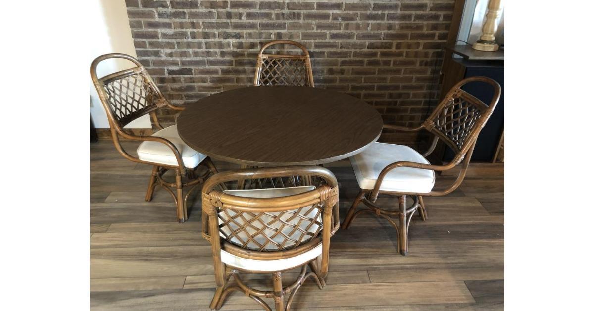 Round Dining Table with 4 Matching Chairs - The Ligon Company
